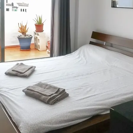 With 2 Bedrooms In Estepona, With Wonderful Sea View, Pool A Apartment *